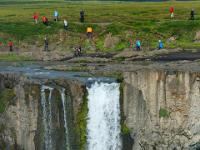 Touristen beim kleinen Goðafoss Nebenarm